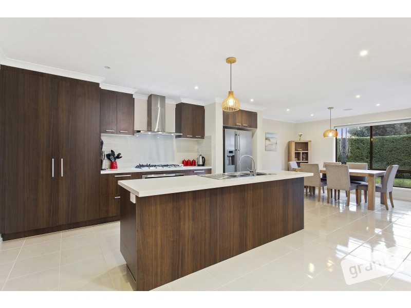 182 Mountainview Boulevard, Cranbourne North VIC 3977