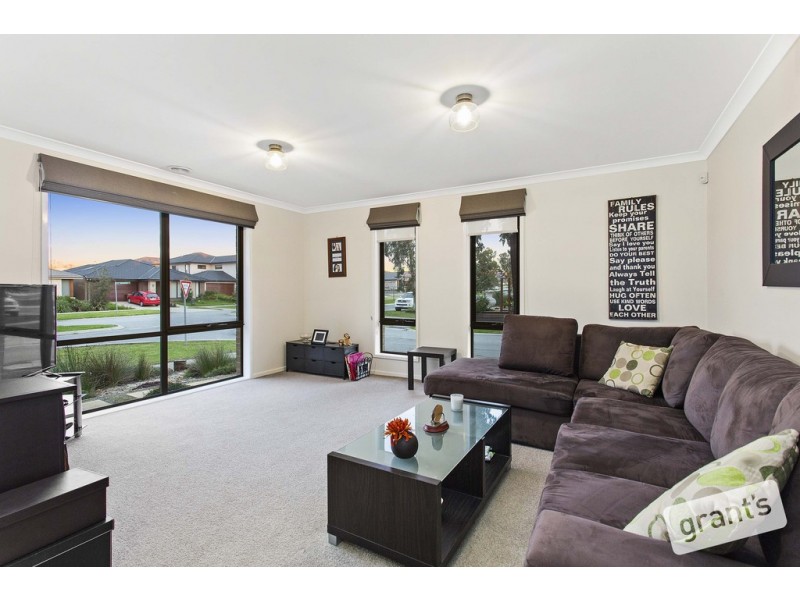 182 Mountainview Boulevard, Cranbourne North VIC 3977