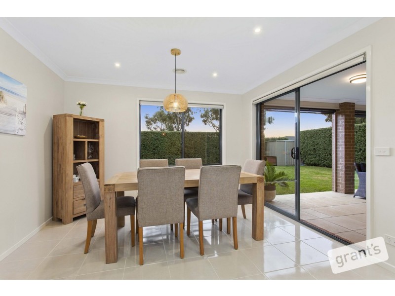 182 Mountainview Boulevard, Cranbourne North VIC 3977