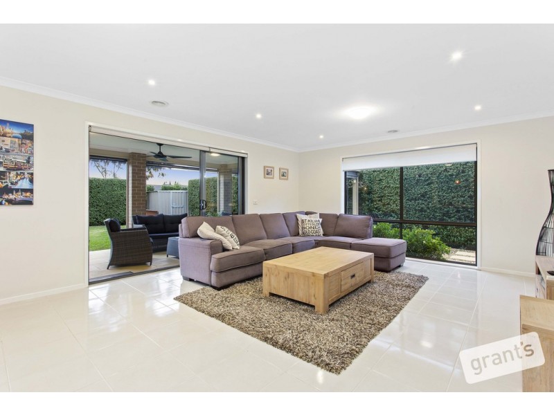 182 Mountainview Boulevard, Cranbourne North VIC 3977
