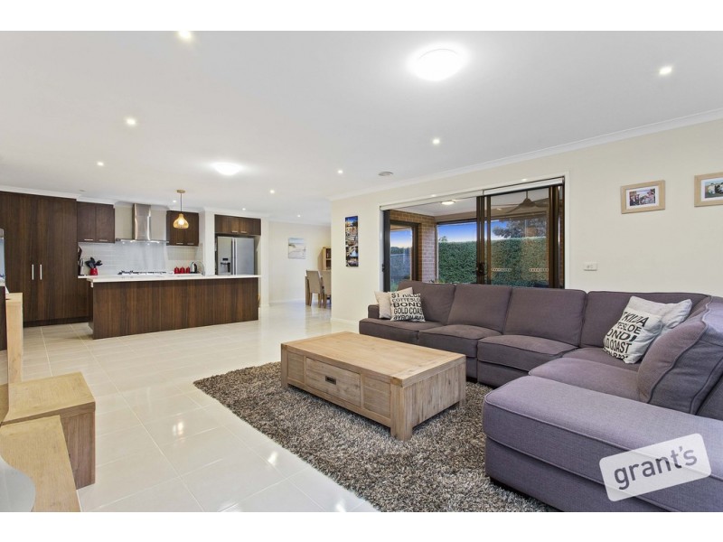 182 Mountainview Boulevard, Cranbourne North VIC 3977