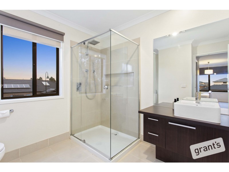 182 Mountainview Boulevard, Cranbourne North VIC 3977