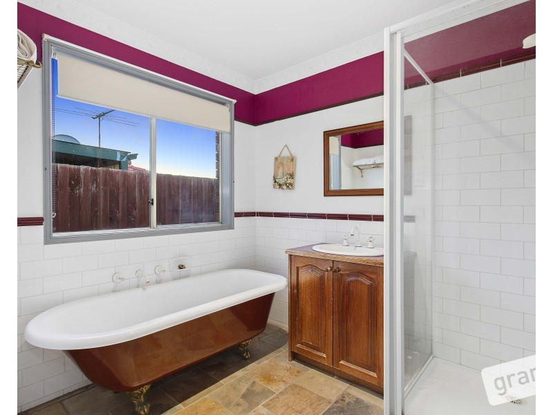 2 Danehill Grove, Berwick VIC 3806