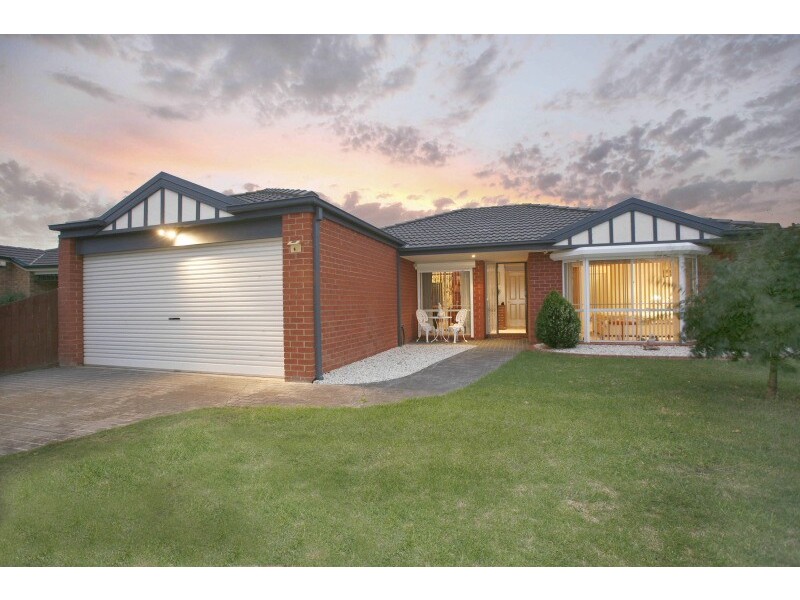 6 Claremont Glen, Berwick VIC 3806
