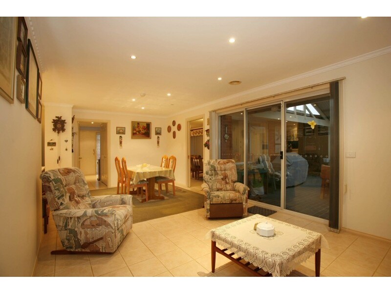 6 Claremont Glen, Berwick VIC 3806