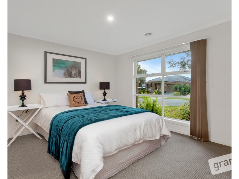 33 Sienna Way, Pakenham VIC 3810