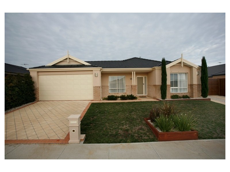 14 Atkinson Drive, Berwick VIC 3806