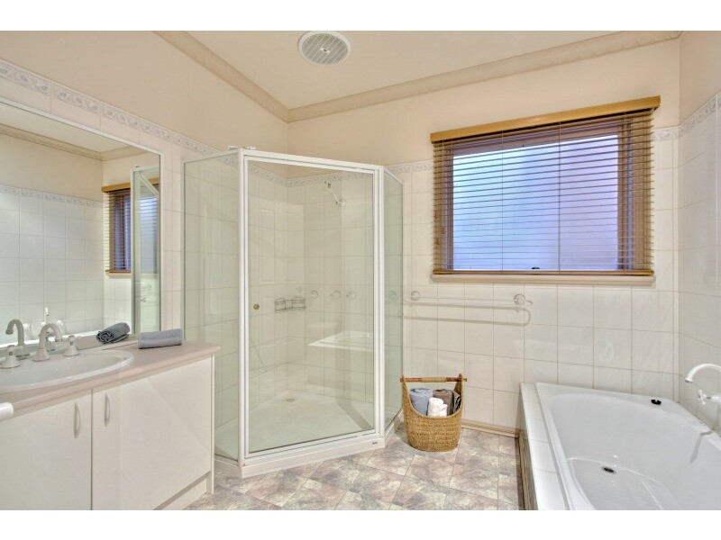 6 Abbey Dale Court, Berwick VIC 3806