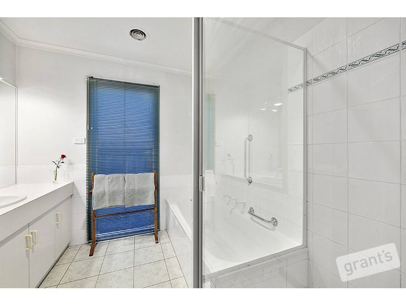 33 County Drive, Berwick VIC 3806