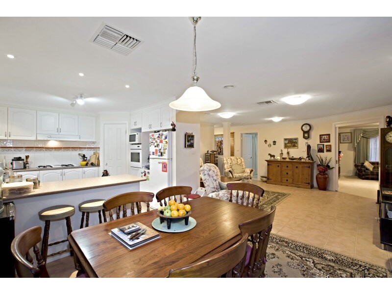 48 Marlesford Crescent, Berwick VIC 3806