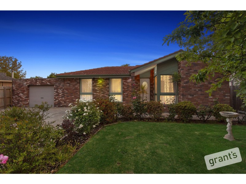 8 Earlston Square, Berwick VIC 3806