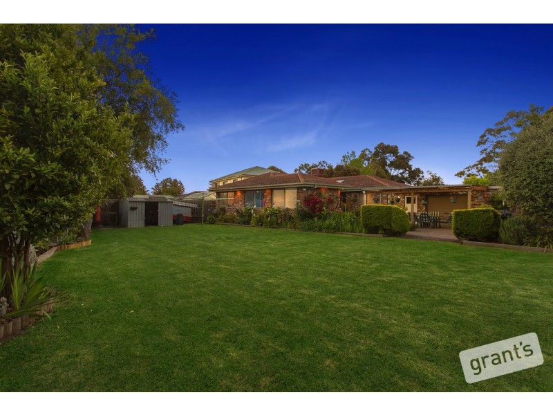 8 Earlston Square, Berwick VIC 3806