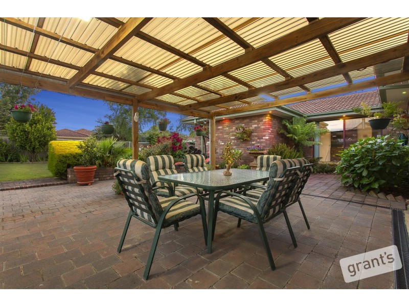 8 Earlston Square, Berwick VIC 3806
