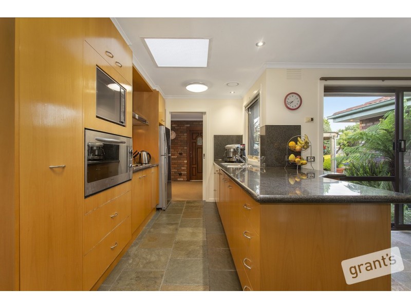 8 Earlston Square, Berwick VIC 3806