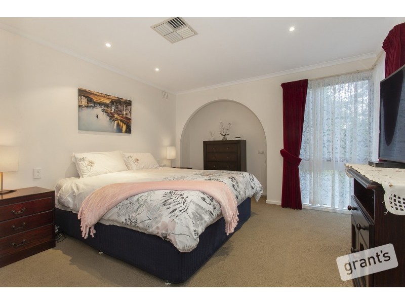8 Earlston Square, Berwick VIC 3806