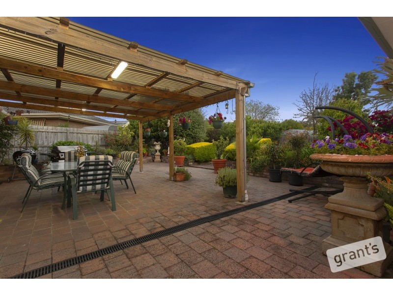 8 Earlston Square, Berwick VIC 3806