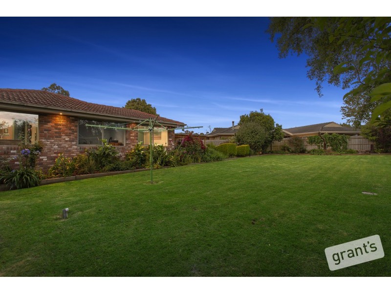 8 Earlston Square, Berwick VIC 3806