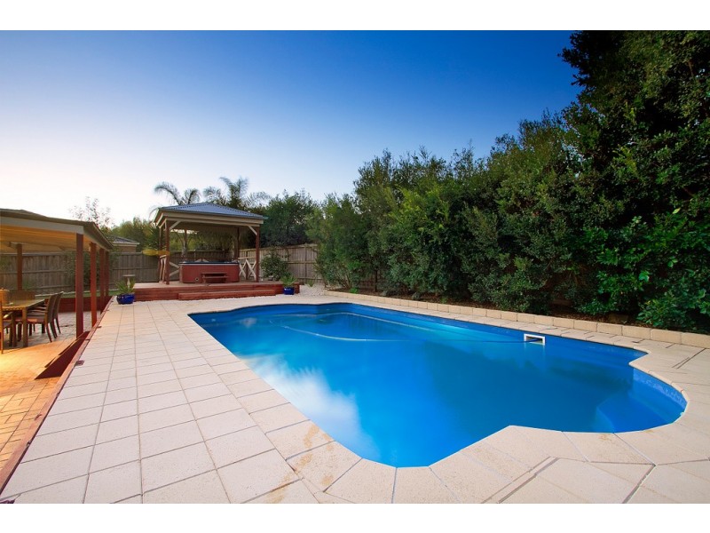 90 Robinswood Parade, Narre Warren South VIC 3805