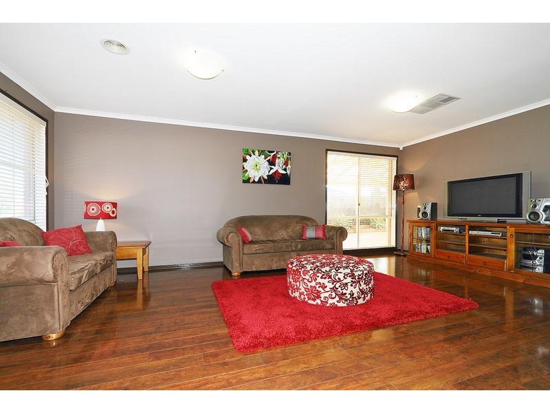 15 Glenisla Way, Berwick VIC 3806