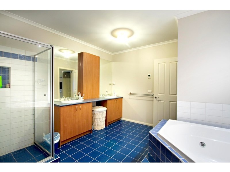 5 Highvale Crescent, Berwick VIC 3806