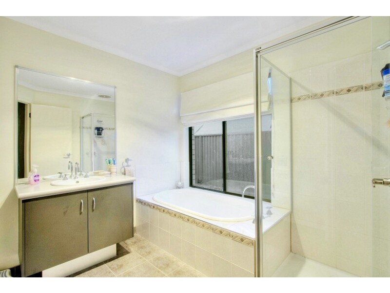 4 Flax Place, Pakenham VIC 3810