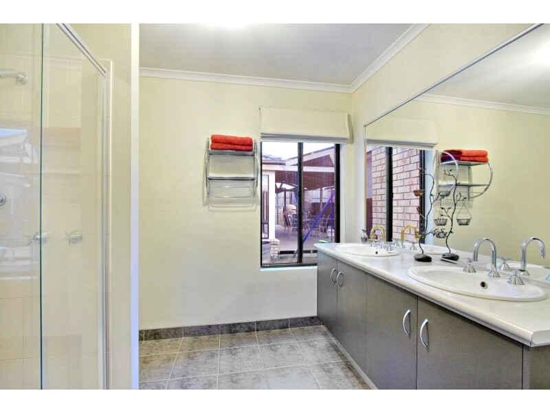 4 Flax Place, Pakenham VIC 3810
