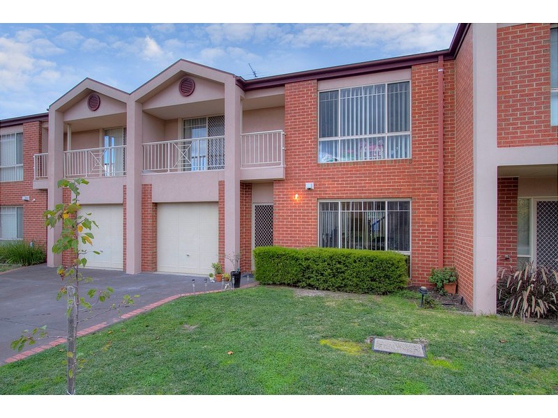 26/12 Grant Close, Berwick VIC 3806