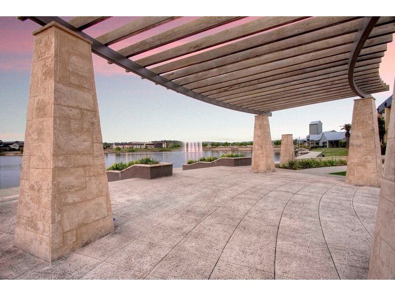 10/2 The Entrance, Pakenham VIC 3810