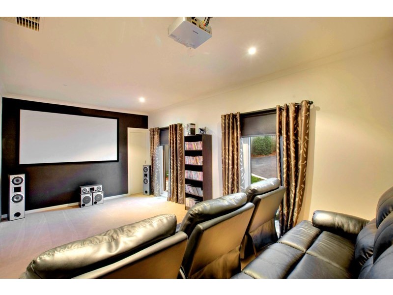 38 Leemak Crescent, Berwick VIC 3806