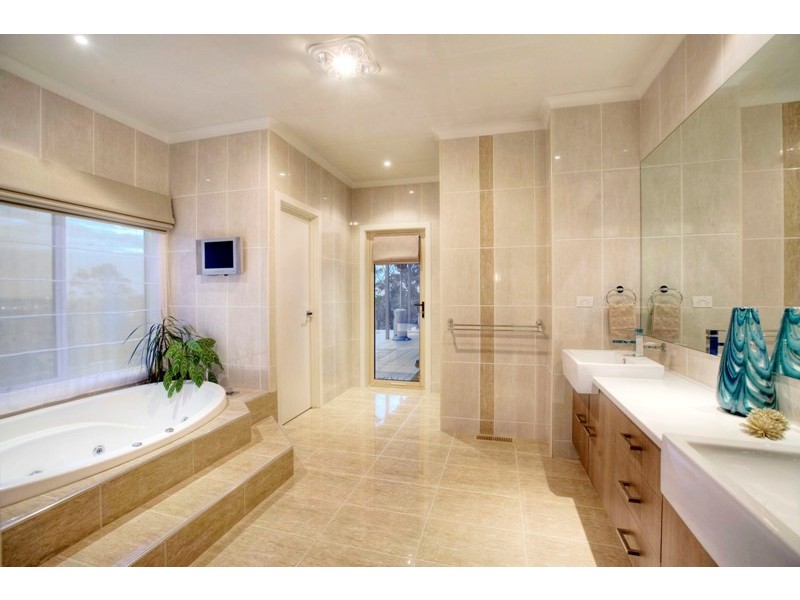 38 Leemak Crescent, Berwick VIC 3806