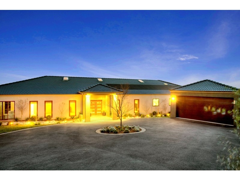 38 Leemak Crescent, Berwick VIC 3806