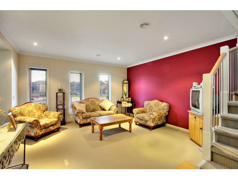 6 Stonebridge Lane, Pakenham VIC 3810