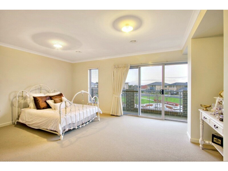 6 Stonebridge Lane, Pakenham VIC 3810