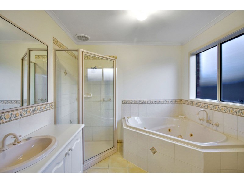 39 Robinswood Parade, Narre Warren South VIC 3805