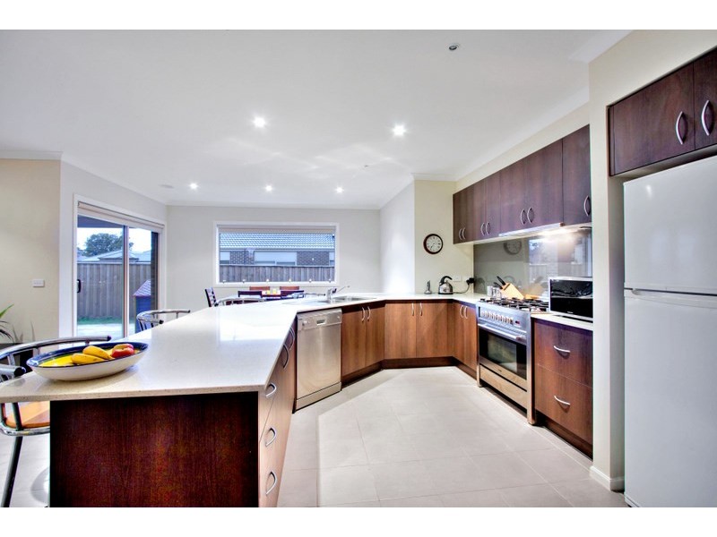 6 Honey Court, Berwick VIC 3806