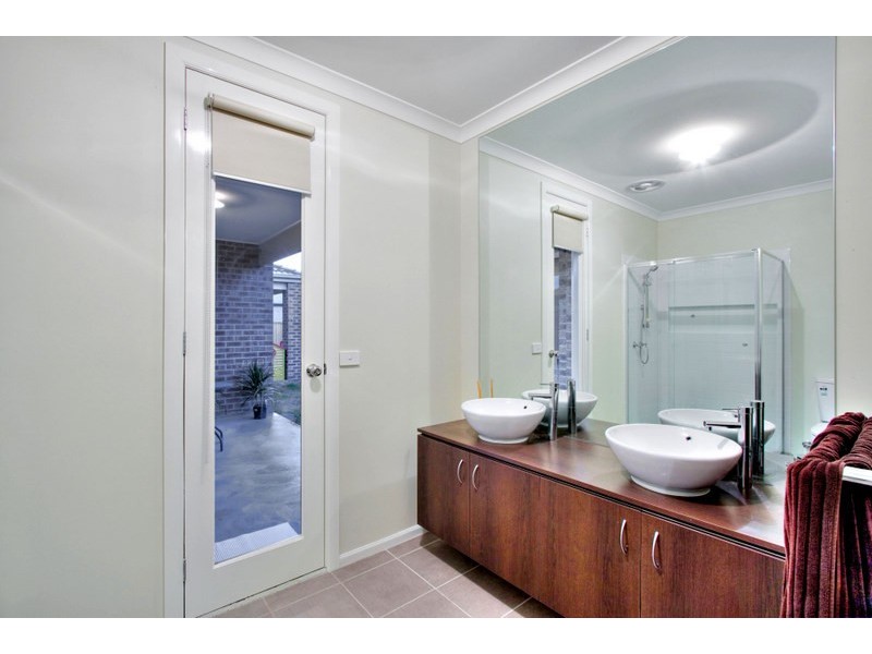 6 Honey Court, Berwick VIC 3806