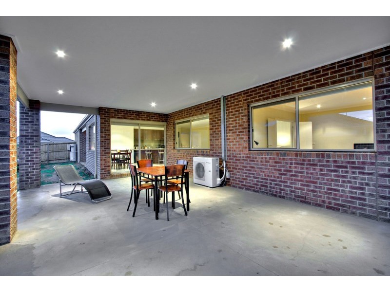6 Honey Court, Berwick VIC 3806
