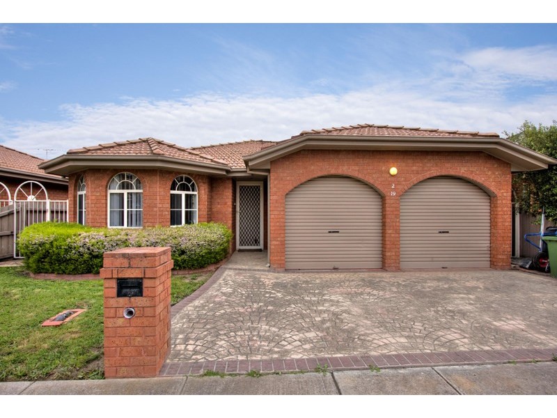 2/19 Glenn Erin Way, Berwick VIC 3806