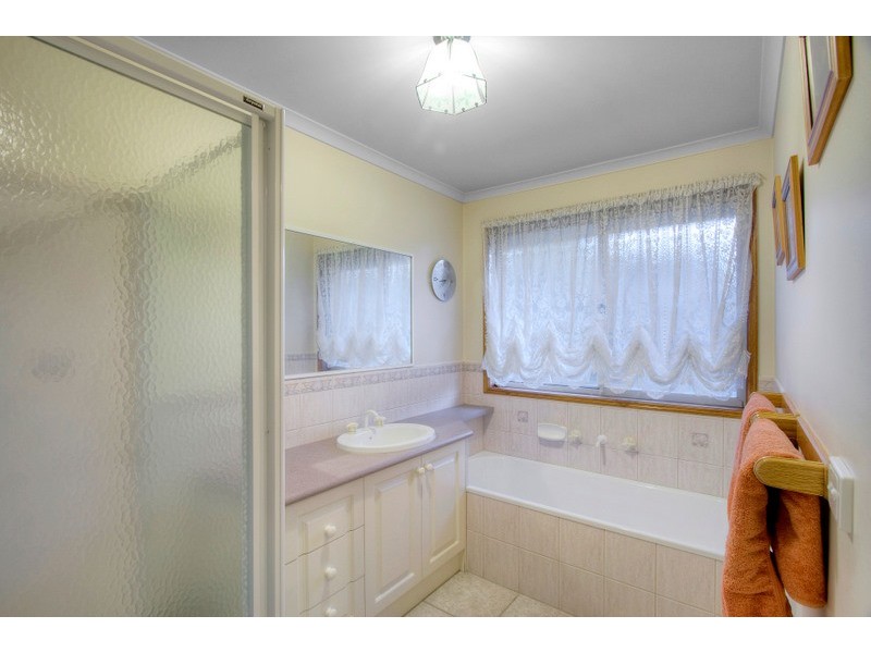 1 Meadow Place, Narre Warren South VIC 3805