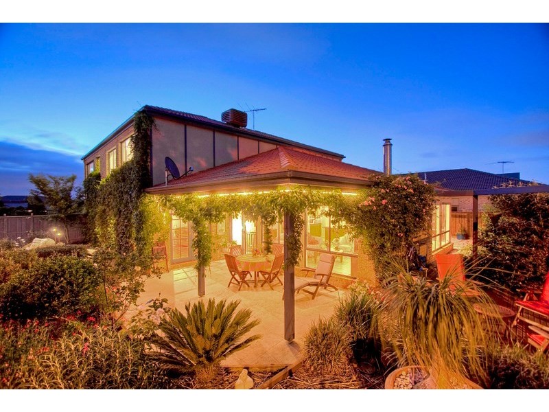 2 St Ives Drive, Narre Warren South VIC 3805