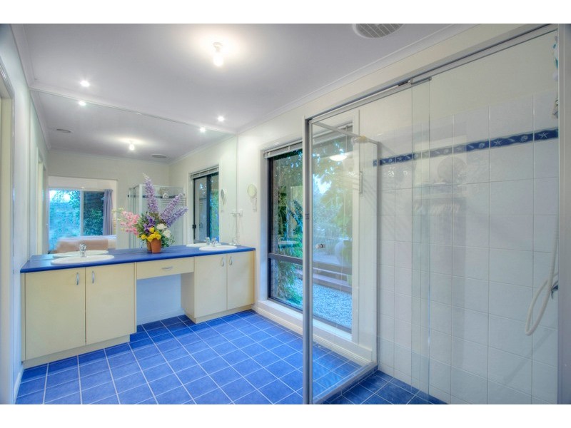 2 St Ives Drive, Narre Warren South VIC 3805