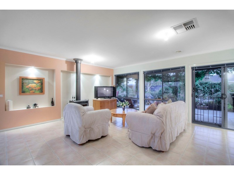 2 St Ives Drive, Narre Warren South VIC 3805