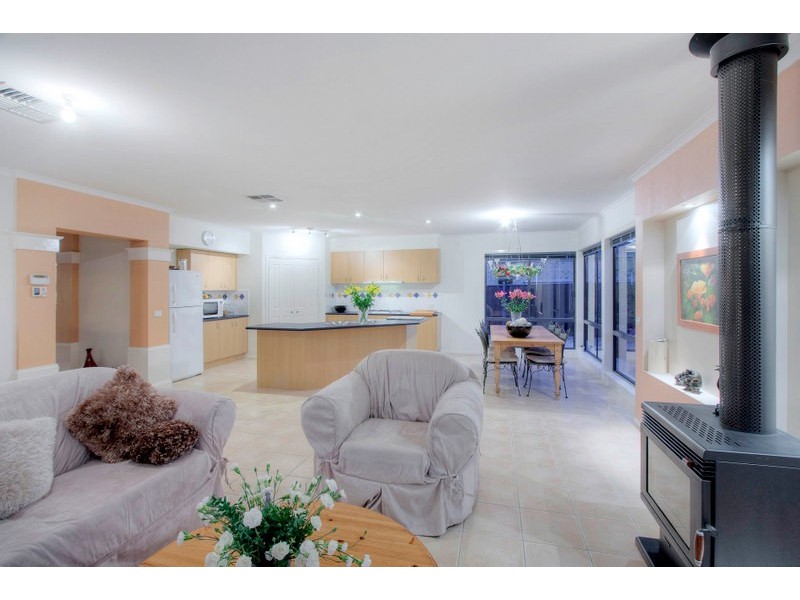 2 St Ives Drive, Narre Warren South VIC 3805