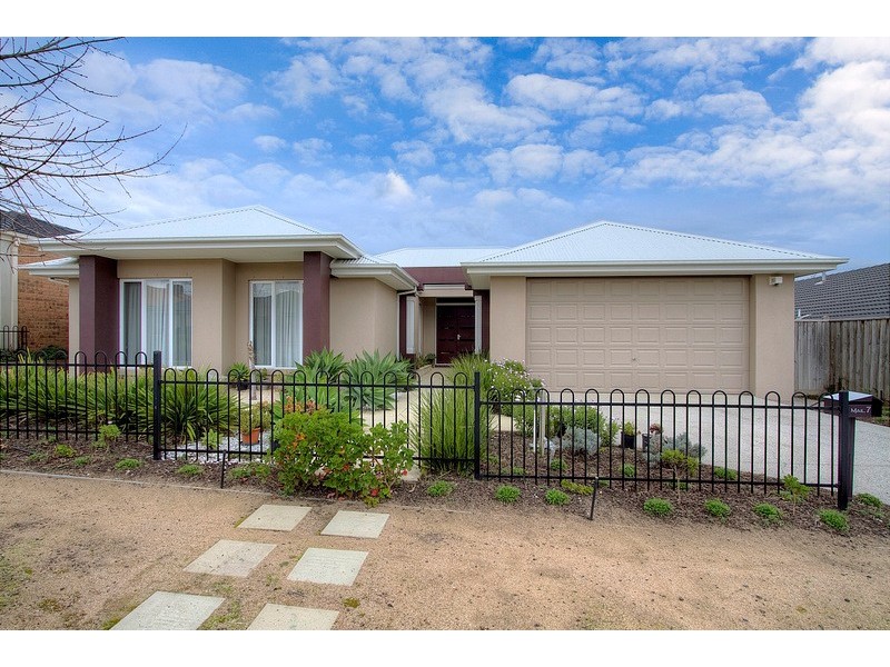 7 Cedarwood Crescent, Berwick VIC 3806
