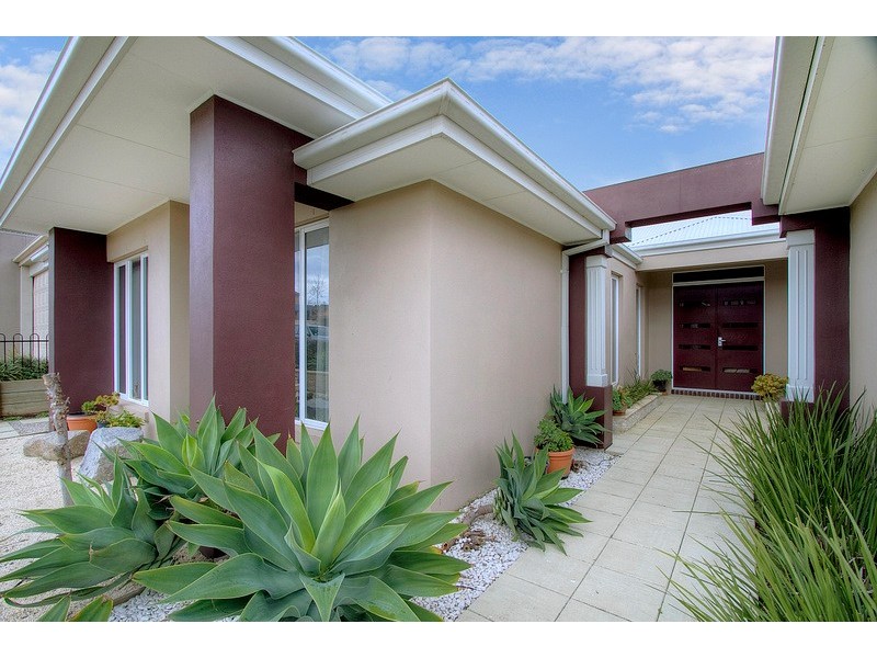 7 Cedarwood Crescent, Berwick VIC 3806