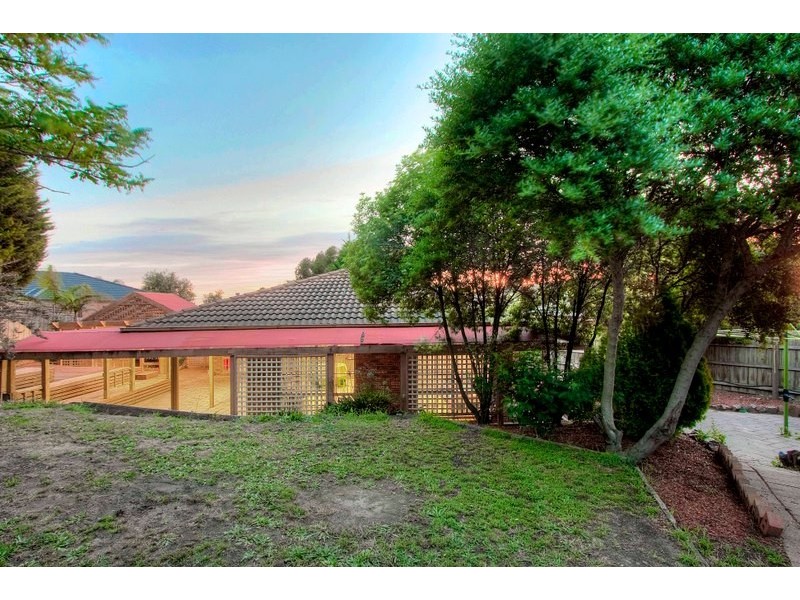 16 Garnet Close, Narre Warren VIC 3805