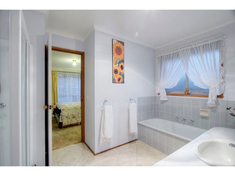 10 Barondi Avenue, Narre Warren VIC 3805