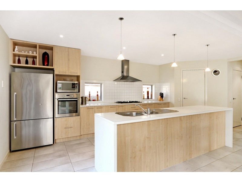 26 Bridgewater Boulevard, Berwick VIC 3806