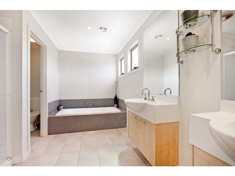 26 Bridgewater Boulevard, Berwick VIC 3806