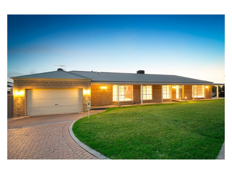 8 Boynton Place, Berwick VIC 3806